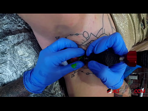 ❤️ Надзвичайно татуована красуня Саллі Севідж зробила татуювання на кліторі ☑ Просто порно на uk.ru-pp.ru ☑
